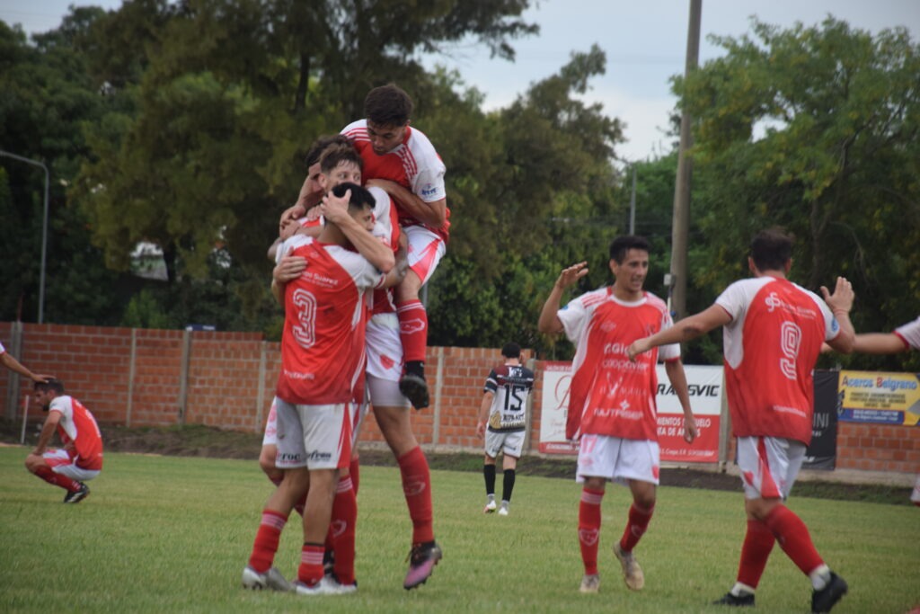 Sarmiento goleó 3-0 a Newells de Victoria y dio un gran paso en la Copa Federación