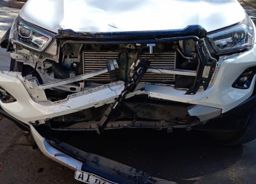 Joven lesionada tras fuerte colisión entre una moto y una Toyota Hilux en Crespo