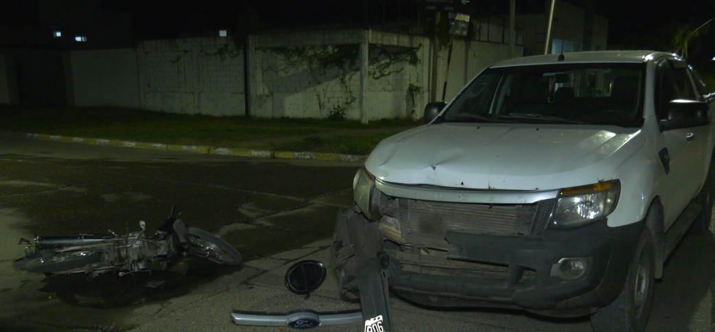 Choque en Crespo: Motociclista y acompañante fueron trasladados a un centro asistencial