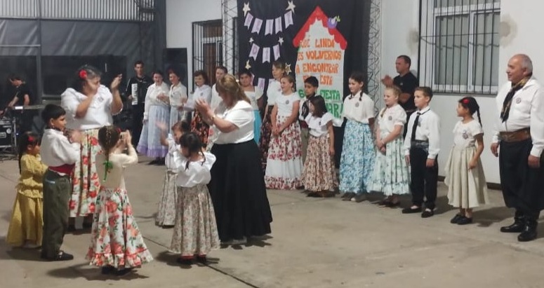 Grupo Folclórico Sinchi de Crespo y Sangre Argentina de Colonia Merou invitan a celebrar el Día de la Patria