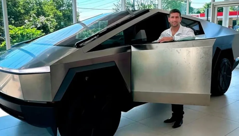 Diputado libertario fue a trabajar al Congreso con un auto futurista valuado en más de 100 mil dólares