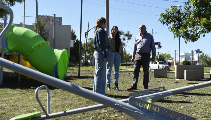 Se inauguran 2 plazas en Crespo