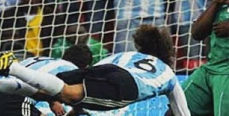 Efeméride futbolera: A 16 años de la inolvidable palomita de Gabriel Heinze en Sudáfrica 2010