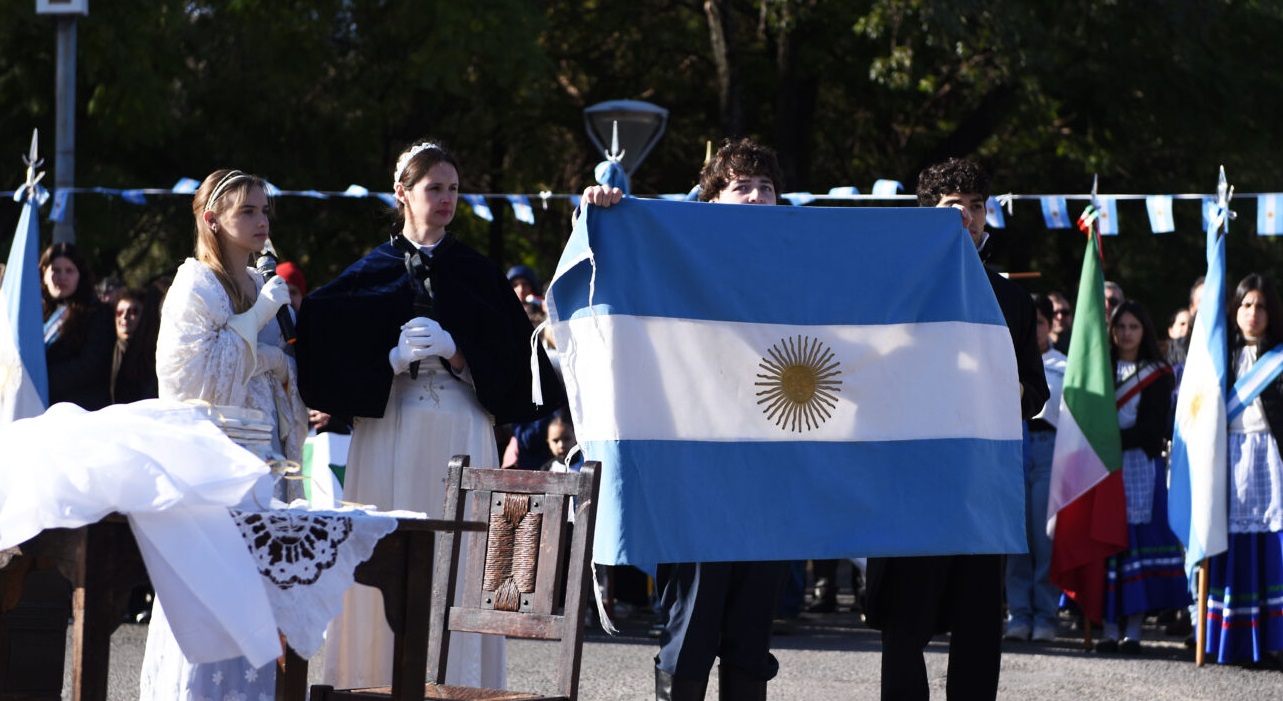 Celebraciones por el Día de la Bandera en Crespo: Niños prometieron lealtad a la enseña Patria