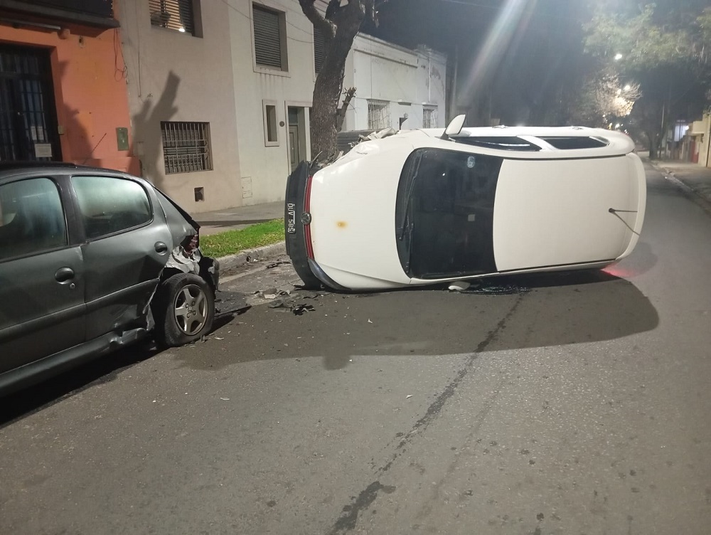 Colisión y vuelco en calle de Paraná