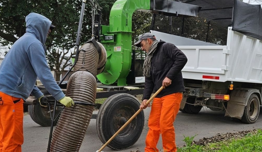 Crespo: Municipio incorporó una barredora manual y una aspiradora trituradora de hojas
