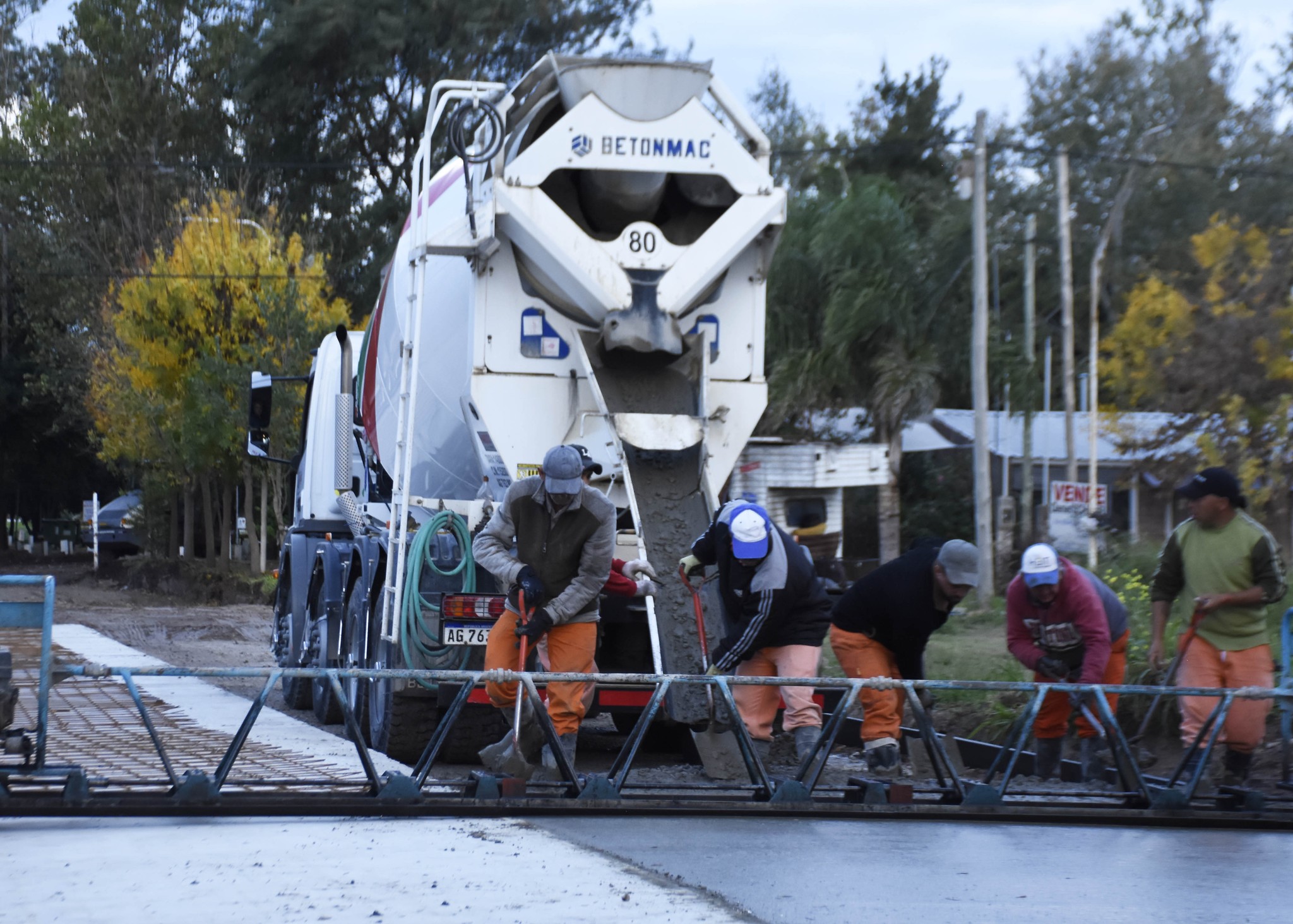 Plan Integral de Obras en Bº Parque del Lago: 8 cuadras de hormigón, 3 de desagües pluviales y 1 de cordón cuneta